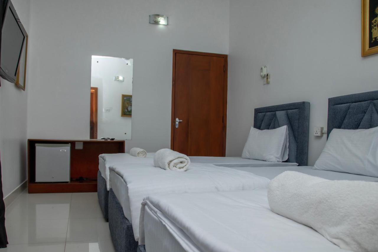 Funk Bunks - By The Lake Kandy Exterior foto