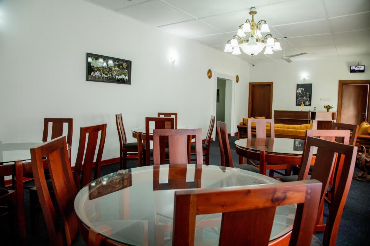 Funk Bunks - By The Lake Kandy Exterior foto