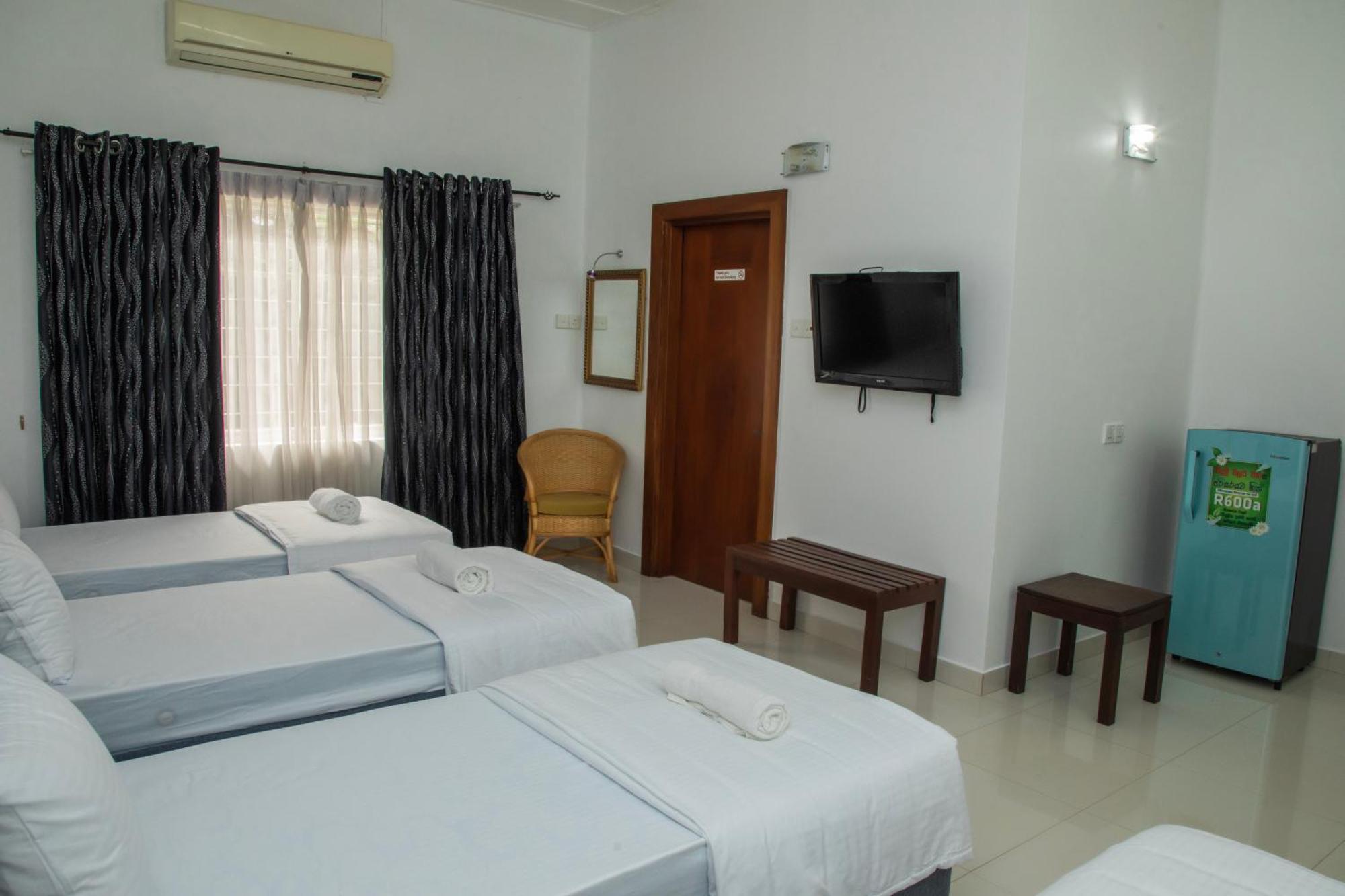 Funk Bunks - By The Lake Kandy Exterior foto