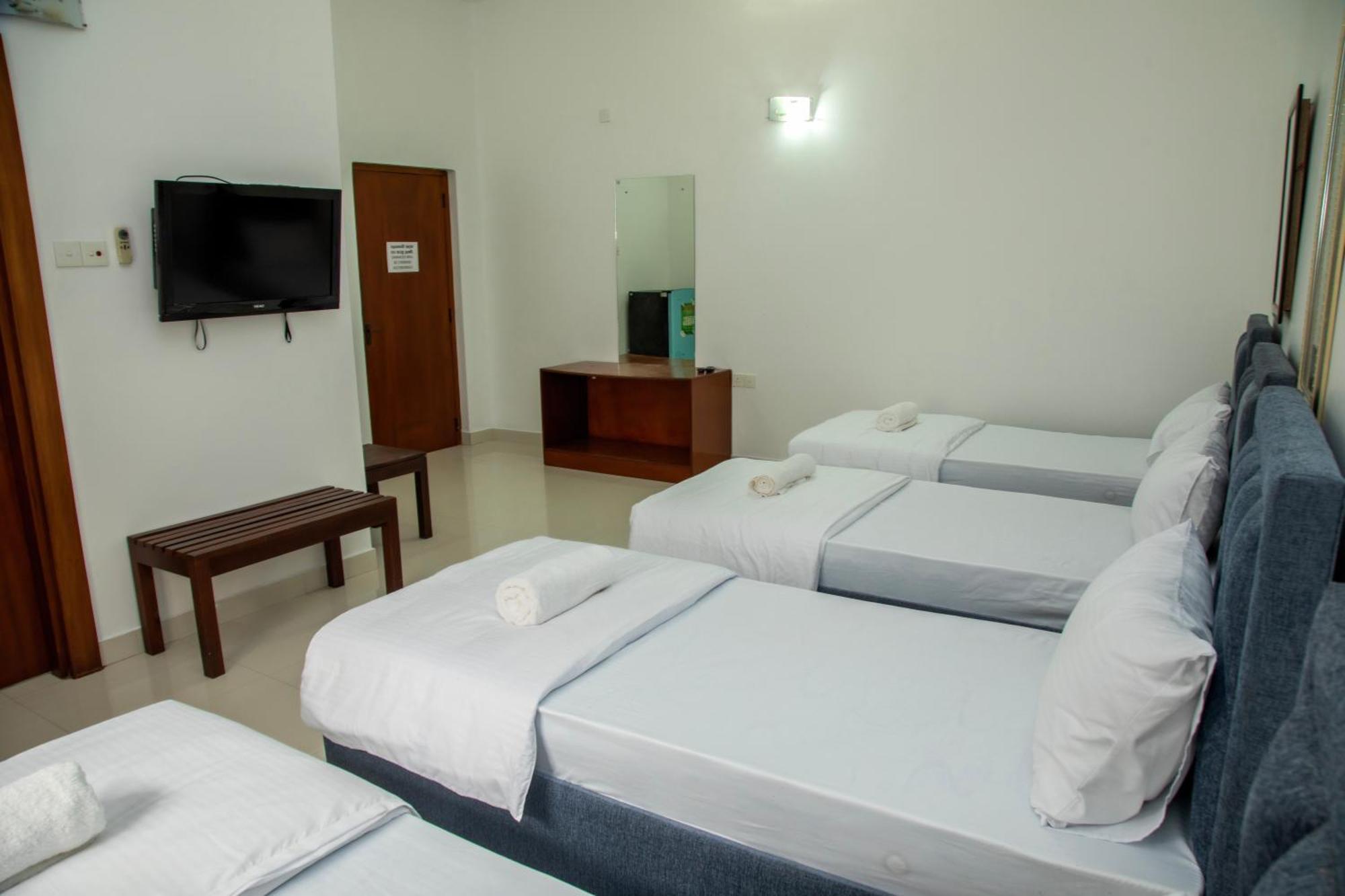 Funk Bunks - By The Lake Kandy Exterior foto